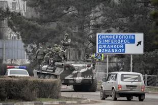 Militares rusos montan un tanque en Armyansk, en el norte de Crimea. Tras varios ataques exitosos de Ucrania, la península dejó de ser un lugar seguro para los rusos (Archivo).