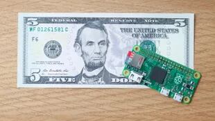 El billete permite tener una idea del tamaño de la Raspberry Pi Zero
