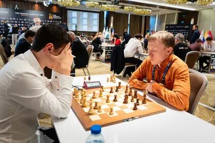 El vietnamita Quang Liem frente al ucranio Ruslan Ponomariov en el Mundial de ajedrez que se desarrolla en Azerbaiyán.