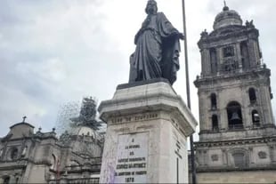 Una estatua junto a la catedral del Zócalo de Ciudad de México recuerda a Enrico Martínez; en su base, existen cuatro medidores que señalan los niveles de agua de otros tantos lagos