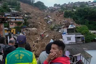Trabajadores de rescate y residentes buscan víctimas en una zona afectada por deslizamientos de tierra en Petrópolis, Brasil, el miércoles 16 de febrero de 2022.