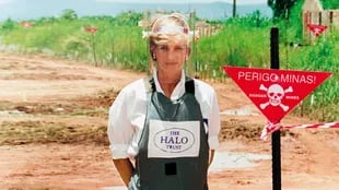 En uno de sus últimos viajes, visitó Angola para llamar la atención sobre los campos minados junto a The Halo Trust