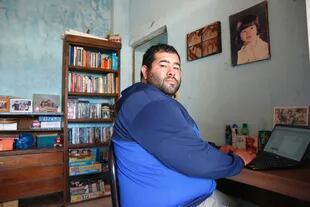 Esequiel Gómez (30), cuenta con el servicio desde fines de marzo; gracias a eso pudo seguir trabajando desde su casa 