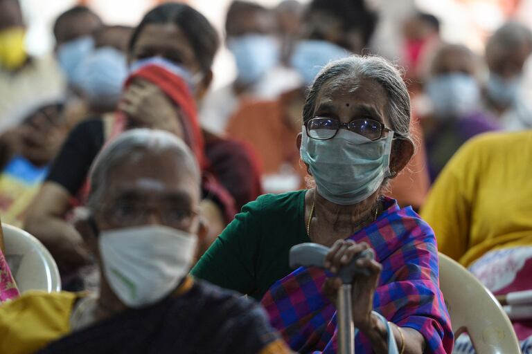 La gente espera para ser inoculada contra el coronavirus en un hospital del gobierno en Chennai el 28 de abril de 2021