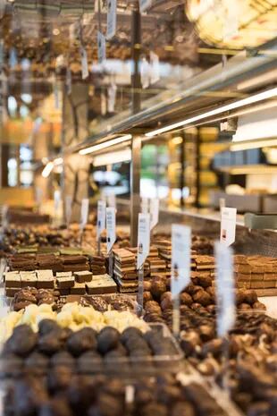 Entre sus productos se destacan las barras, bombones y trufas de chocolate de elaboración artesanal que se exhiben en amplias vitrinas.