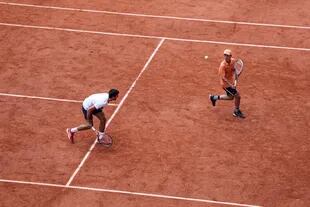Novak Djokovic și un băiat cu minge ca partener de dublu în timpul Zilei Copiilor de sâmbătă pe terenul central