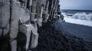 De una blanca a una color azabache en Islandia. Reynisfjara es una de las playas negras del mundo, que son el resultado de actividad volcánica cerca de la costa. Hermosa y con un telón de fondo especial: Halsanefshellir