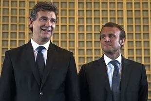 Macron, junto a su antecesor, Arnaud Montebourg, en la ceremonia de traspaso