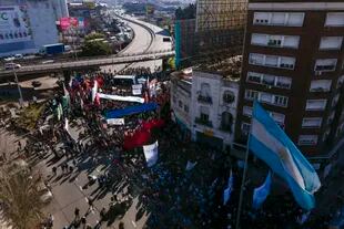 Manifestantes bloquean una calle en la periferia de Buenos Aires en reclamo de un salario universal para desocupados y trabajadores del sector informal en medio de una aceleración de la inflación.  Miércoles 20 de julio de 2022. (Foto AP/Leo La Valle)