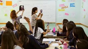 En el Instituto Luján Porteño, en la Capital, los alumnos de 5° año hacen los trabajos prácticos con el celular