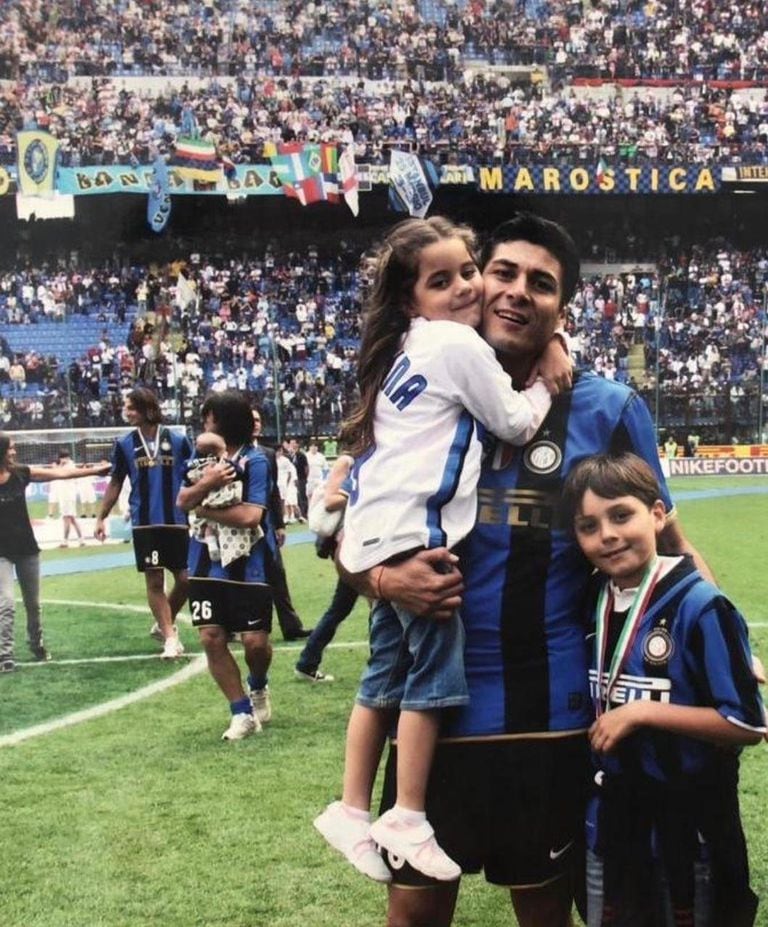Julio Cruz hace unos años, festejando un título con Inter con su hijo Juan Manuel; hace unos días, su hijo debutó con un gol en la primera de Banfield