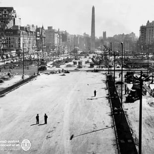 Las primeras demoliciones empezaron en abril de 1937; el Obelisco, siempre presente, y sobre la izquierda, en lo alto, se vislumbra el chalet Díaz