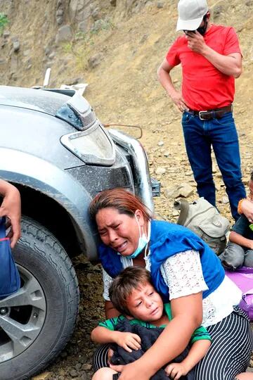 El dolor de las mujeres migrantes y sus niños mientras las fuerzas de seguridad intentan dispersarlos en Vado Hondo, Guatemala