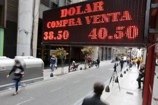 El dólar sube tras los anuncios de ayer sobre cambios en la política monetaria