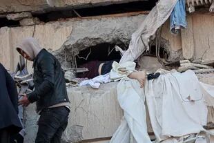 - El cuerpo de una víctima fallecida yace enredado entre los escombros de un edificio destruido en Kahramanmaras el 7 de febrero de 2023, después de que un terremoto de magnitud 7,8 sacudiera la región.