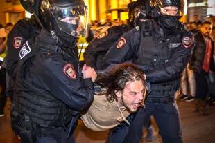 Agentes de policía detienen a un hombre en una protesta contra la movilización parcial anunciada por el presidente ruso, en Moscú, el 21 de septiembre de 2022.
