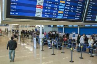 Vuelven los vuelos a El Calafate: desde el Ministerio de Salud dicen que el estancamiento en la curva de descenso de casos de coronavirus y la saturación del sistema de salud impiden programa más vuelos
