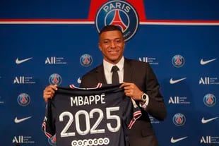 Kylian Mbappé poses with the Paris Saint-Germain shirt after agreeing the renewal with PSG, which became a matter of state and received fierce criticism from Real Madrid 