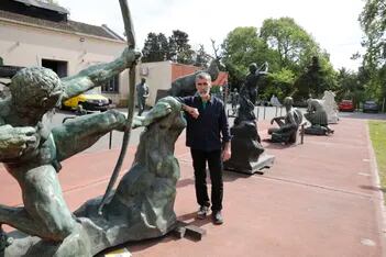 El guardián del arte que hace 35 años restaura las esculturas vandalizadas de la ciudad