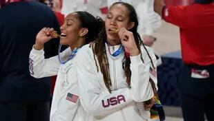 Brittney Griner junto a A'Ja Wilson con sus medallas de oro tras la consagración en los Juegos Olímpicos de Tokio