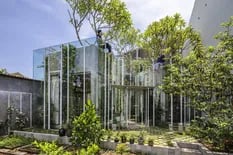 Esta impactante casa de vidrio se diseñó para una pareja de jubilados que quiere vivir en un oasis natural
