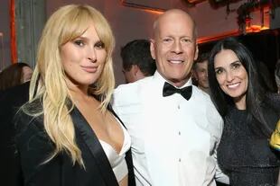 Rumer Willis junto a su papá Bruce y a su mamá, Demi Moore; este jueves, ambas subieron la misma imagen del actor a sus redes comunicando el diagnóstico de demencia y recibieron el apoyo de amigos y colegas