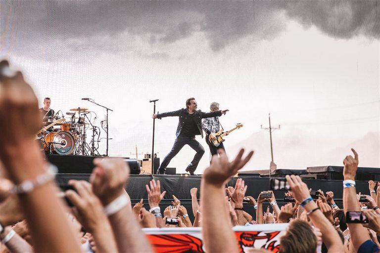 El histrionismo de Bono tiene un serio competidor en la gigantesca pantalla de video que ocupa el ancho del escenario y proyecta imágenes en "casi" 8K