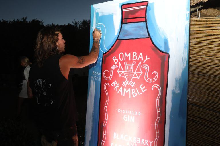 Durante el evento, Samot, el reconocido artista argentino, realizó una obra inspirada en la nueva botella de Bombay Bramble.