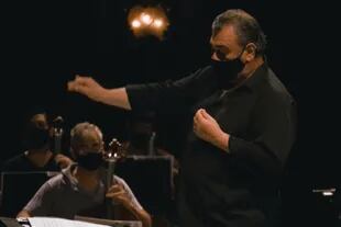 El director Luis Gorelik junto a músicos de la Orquesta Estable del Teatro Colón, en el ensayo general de Piazzolla100