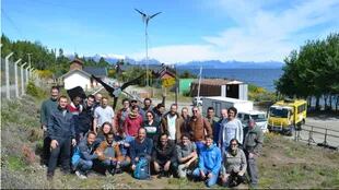 Miembros de Wind Empowerment visitando aerogeneradores instalados en una sede del Parque Nacional Nahuel Huapi