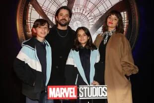 Felipe Colombo y su familia en la avant premiere de Doctor Strange