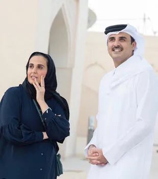 Sheikha Al Mayassa junto a su hermano, el jeque Tamim bin Hamad Al Thani, actual emir de Qatar.