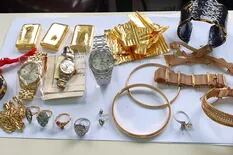 Una azafata fue descubierta cuando quería viajar con lingotes de oro, relojes y joyas