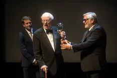 La emoción de Michael Caine al recibir el premio a la trayectoria en Karlovy Vary
