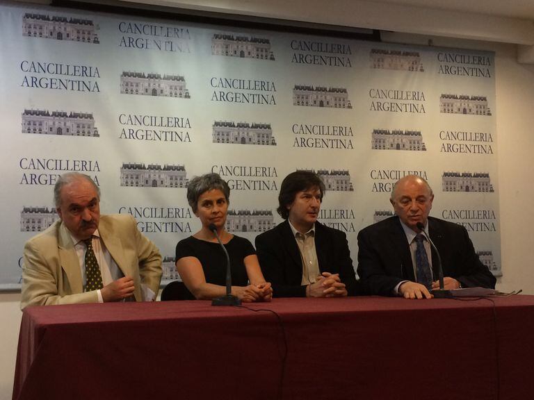 Pedro Raúl Villagra Delgado, Claudia Fontes, Andrés Duprat y Mauricio Wainrot en la conferencia de prensa de hoy