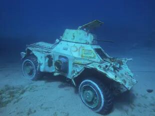 Vehículo blindado de las Fuerzas Armadas de Jordania se encuentra en el lecho marino del Mar Rojo, frente a la costa de la ciudad portuaria sur de Aqaba, como parte de un nuevo museo militar submarino, Jordania