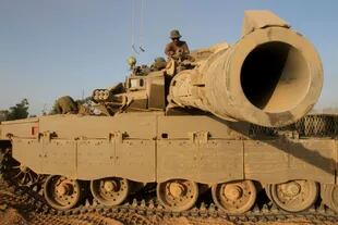 Un tanque israelí se prepara a disparar en pleno combate