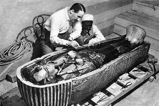 El arqueólogo y egiptólogo Howard Carter y su equipo hallaron el famoso sarcófago del joven faraón en 1922.