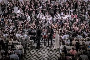 La Orquesta Sinfónica de 9 de Julio. Fue fundada por Cristina Luzza, quien es también su director.