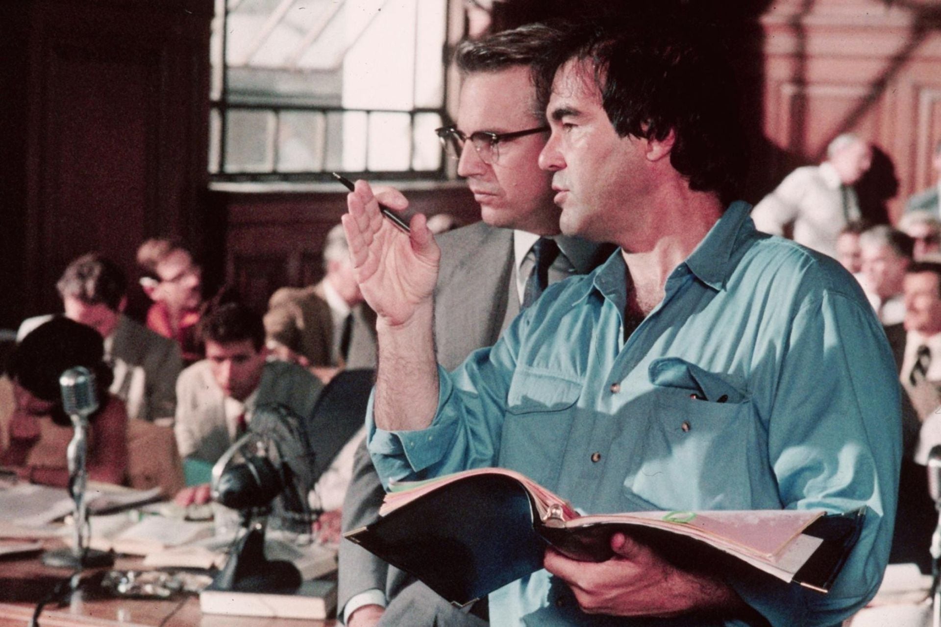 Kevin Costner y Oliver Stone en un momento de la filmación de JFK, en 1991 