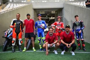 Vestidos de pilotos, Cafú, Quartararo, Bagnaia y Mir posan antes de cambiarse y jugar al fútbol en el Lusail Iconic Stadium.
