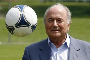 El mundo del fútbol en sus manos; por momentos Blatter disfruta de su poder como si fuera un niño
