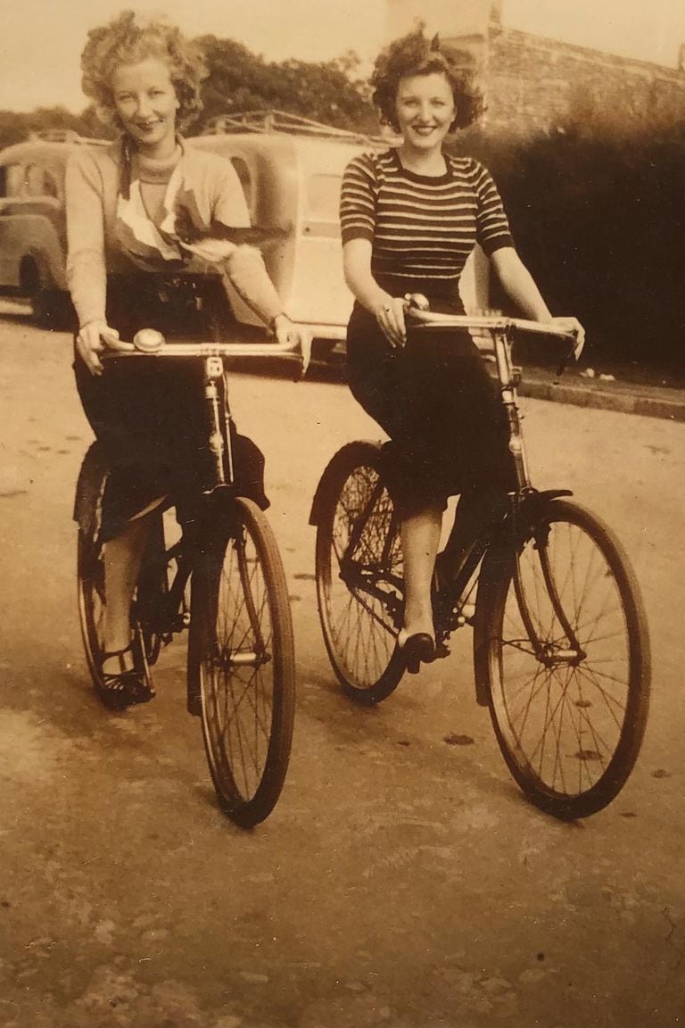 Junto a su hermana Esther (murió en 2013), en un paseo en bicicleta en Punta del Este. “Nuestros padres tenían una mentalidad abierta y querían que mi hermana y yo tuviéramos carreras con títulos nacionales”, recuerda Ides.