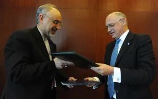 Los cancilleres de Irán y de la Argentina, Ali Akbar Salehi y Héctor Timerman, durante la firma del acuerdo