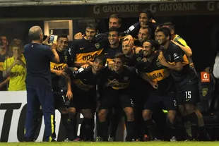 Daniel Osvaldo utilizó el recurso de la foto para el festejo de un gol en la Copa Libertadores