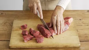 Los expertos recomiendan lavar la tabla y el cuchillo después de haber manipulado alimentos crudo