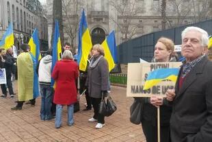 Ucranianos se concentraron en la Plaza de Mayo para repudiar la visita de Vladimir Putin