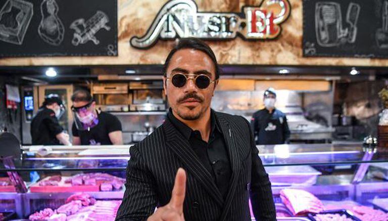 El chef turco Nusret Gokce, también conocido como Salt Bae, posa para las fotos en su restaurante Nusr-Et de Estambul el 1 de junio de 2020