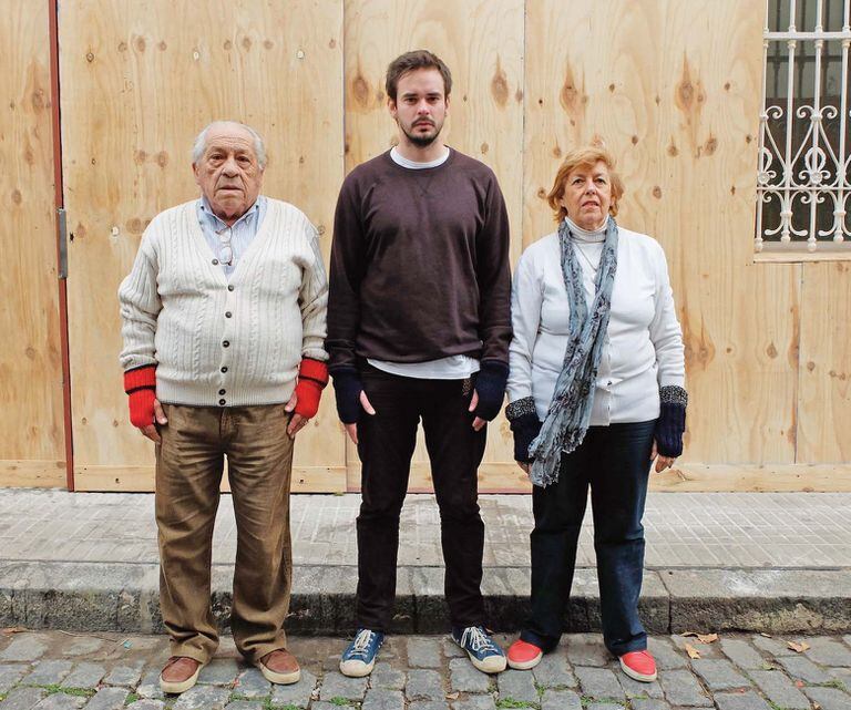 Posa con sus abuelos, Nélida Fasiani y Jorge Luis Greco, con quienes hizo su primera campaña gráfica. Este año los tres juntos crearon productos hechos en lana por personas de la tercera edad.