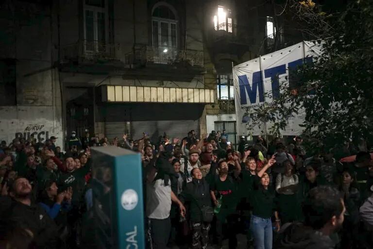 Cartoneros y policías se enfrentaron durante una protesta en San Telmo: 13 detinidos y 8 oficiales heridos